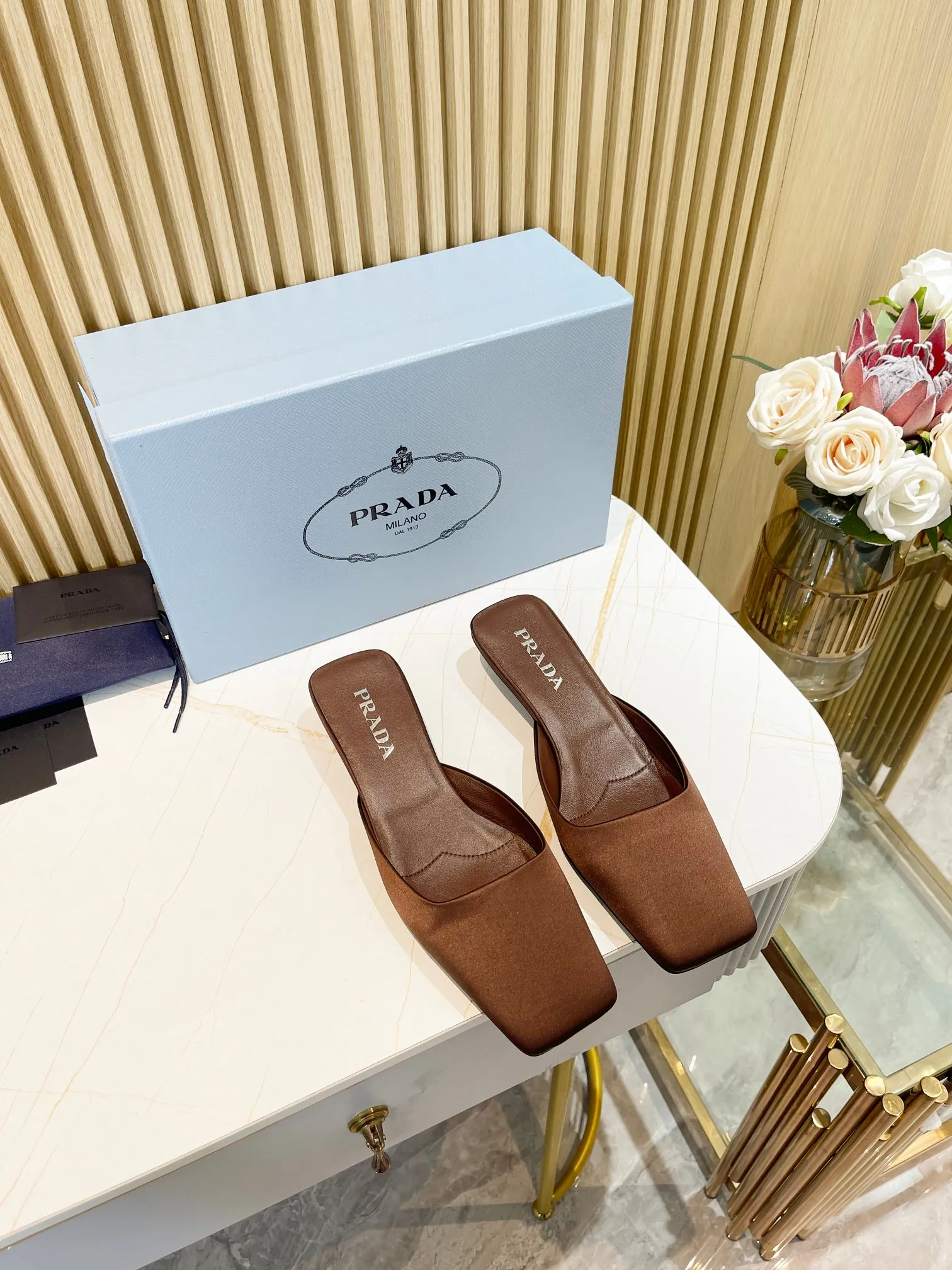 👟👟Ex-factory price 540👟👟 🐳Prada〰️2024 new style🆕Triangle logo🔺Top version of triangular heel square toe Mule slippers ✔️Material and craftsmanship: ✔️Upper: imported silk satin ✔️Inner lining: original sheepskin lining ✔️🇮🇹Imported leather outsole ✔️Size: 35-39 (custom size 40 is non-returnable)